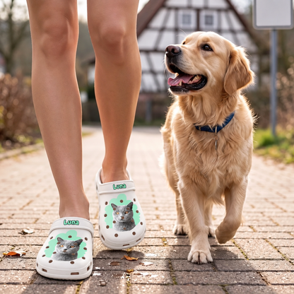 Sabots blancs personnalisés avec portrait de chat, portés par une personne qui promène un chien.