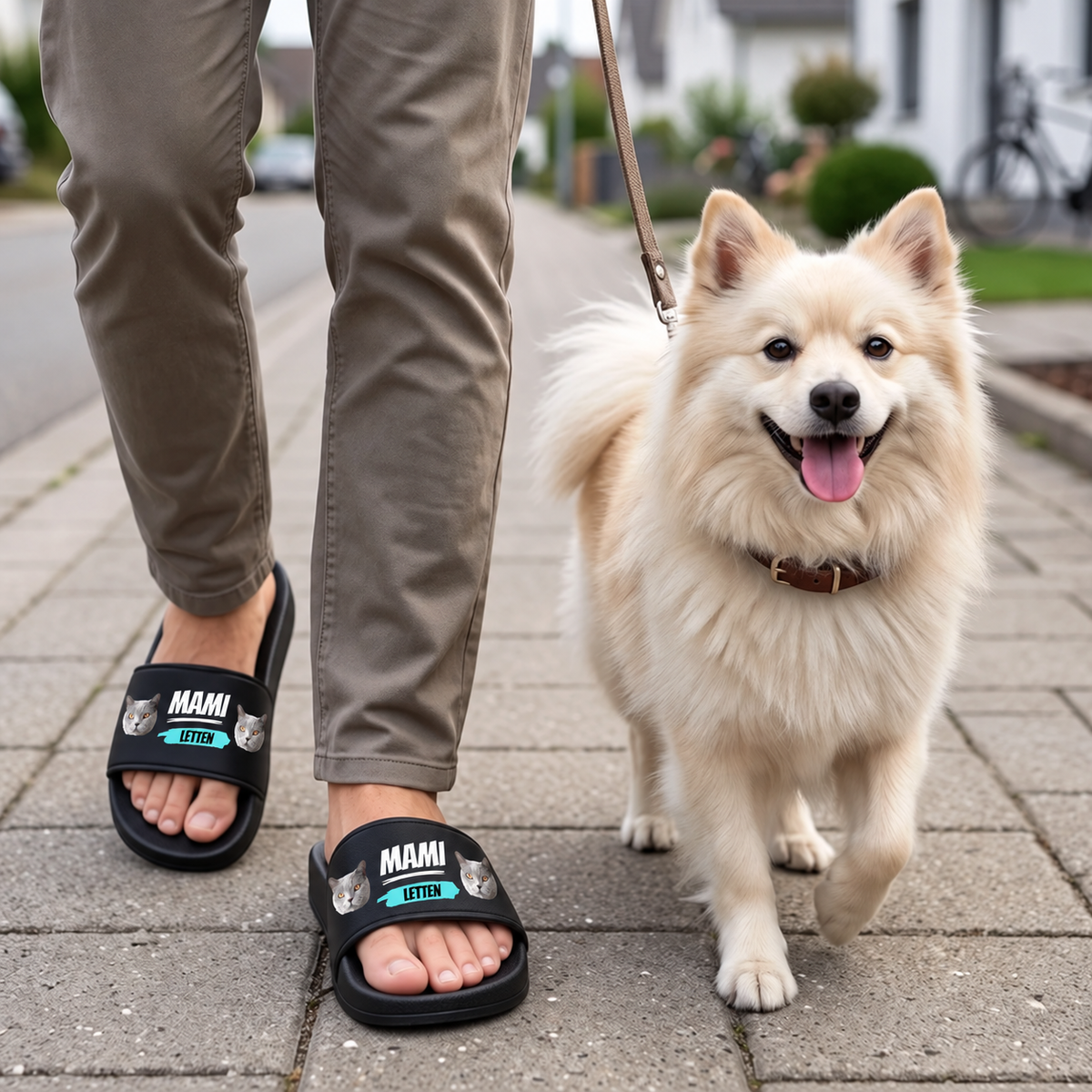 Claquettes noires avec inscriptions personnalisées, portées par une personne qui promène un chien.