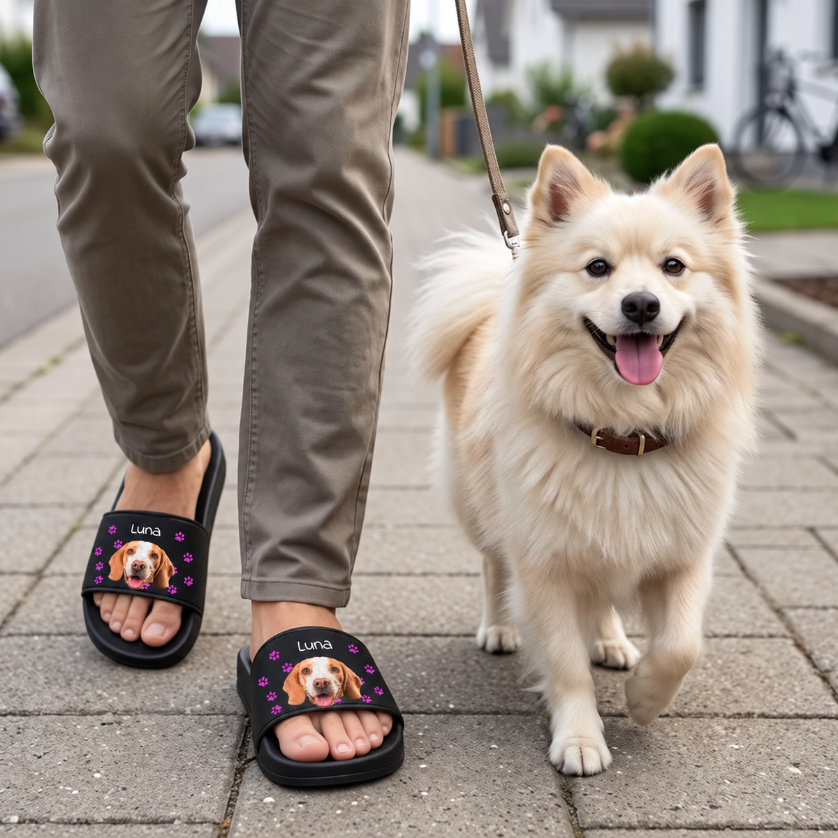 Claquettes noires personnalisées avec image de chien et motifs floraux. La personne promène son chien.