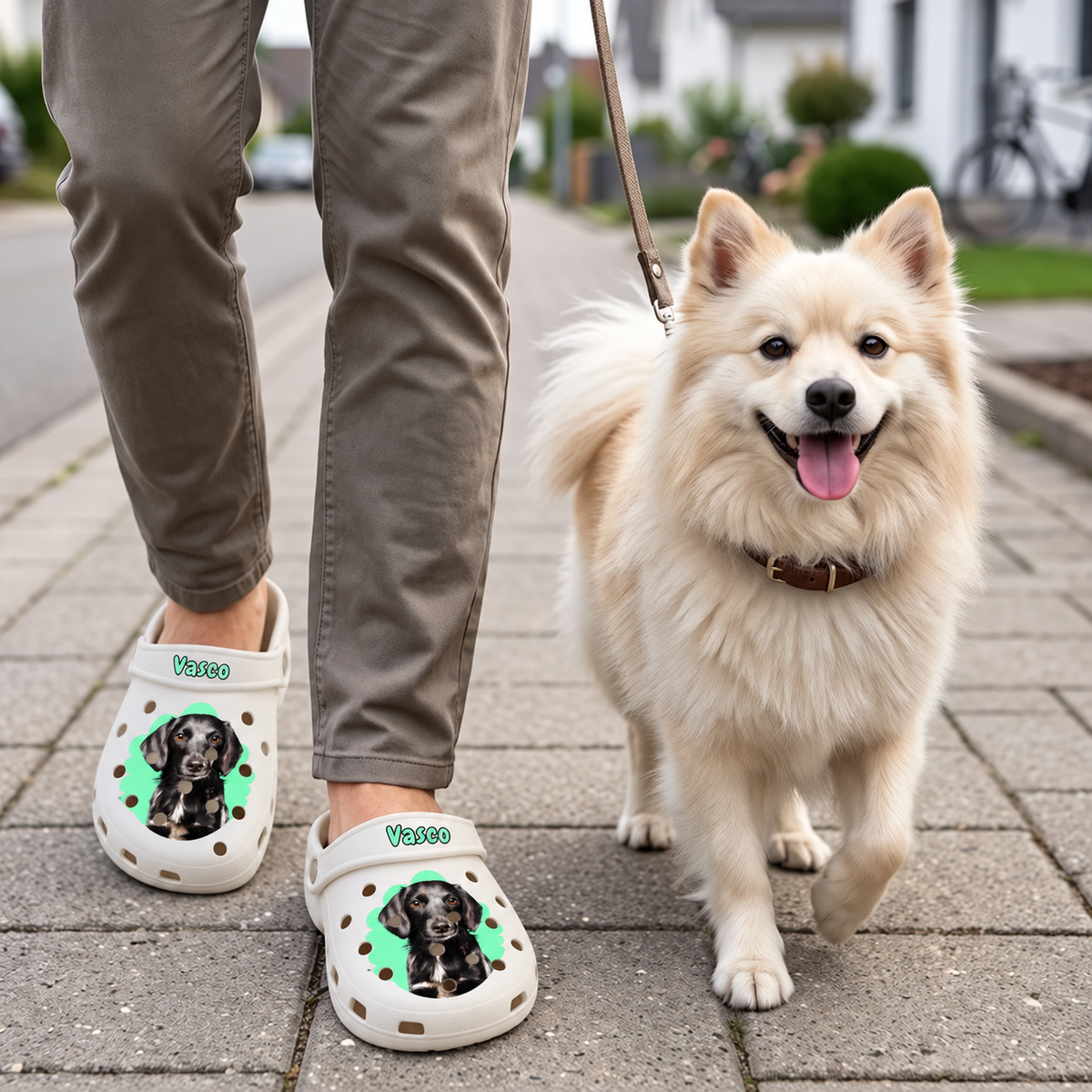 Gepersonaliseerde beige klompen met huisdierportret, gedragen door iemand op straat naast een hond.