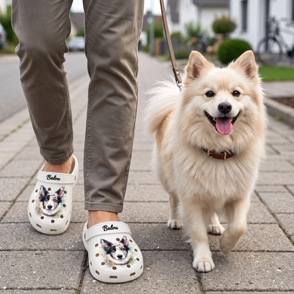 Gepersonaliseerde witte klompen met aquarelprint van een hond, gedragen door iemand met een hond op straat.