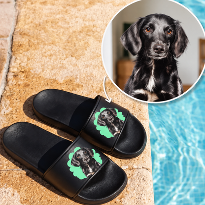 Claquettes noires avec portrait d'animal vert sur la bride. Idéales pour les amoureux des animaux.
