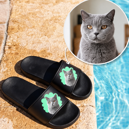 Zwarte badslippers met gepersonaliseerd kattenportret op de band.