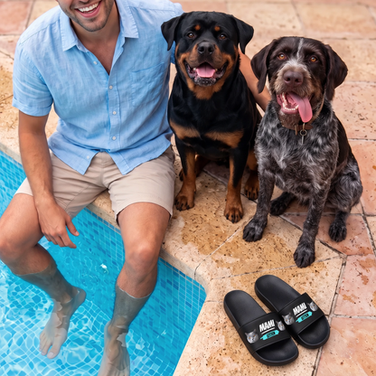 Claquettes noires personnalisées imprimées, à côté d'un homme avec deux chiens au bord de la piscine.