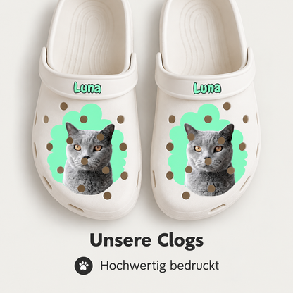 Sabots blancs personnalisés avec portrait de chat et fond graphique vert. Prénom "Luna" sur le dessus.