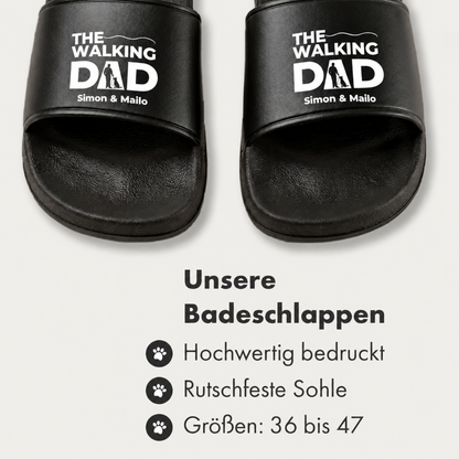 Zwarte badslippers met opdruk "The Walking Dad" en gepersonaliseerde namen. Antislipzool.