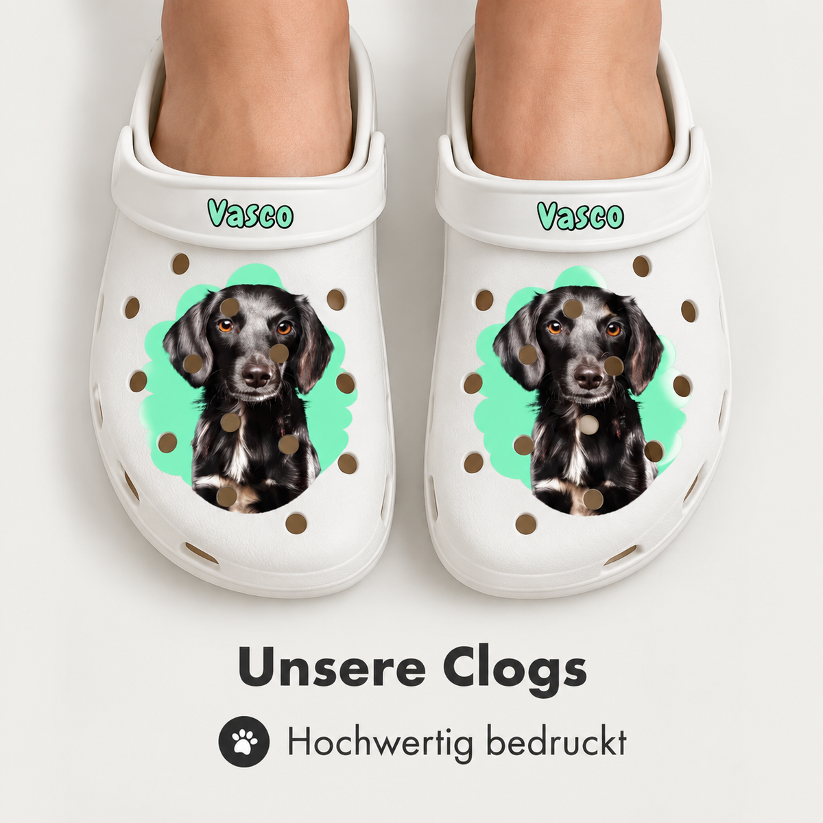 Gepersonaliseerde witte klompen met hondenportret en de naam "Vasco" bovenop.