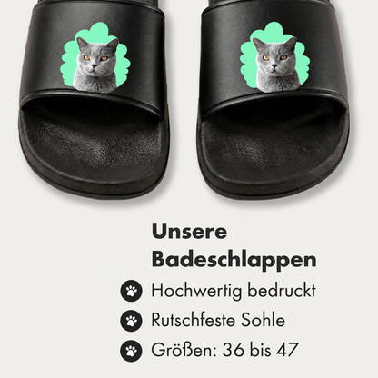 Zwarte badslippers met kattenportret op groene achtergrond, antislipzool, maten 36 tot 47.
