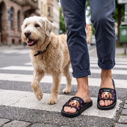 Claquettes noires personnalisées avec photo imprimée d'un chien et prénom. Une personne traverse la rue avec un chien.