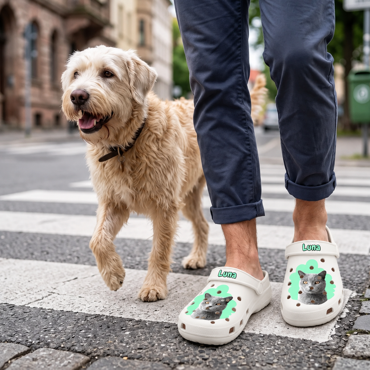 Sabots blancs personnalisés avec portrait de chat et le prénom "Luna", portés par une personne avec un chien dans la rue.