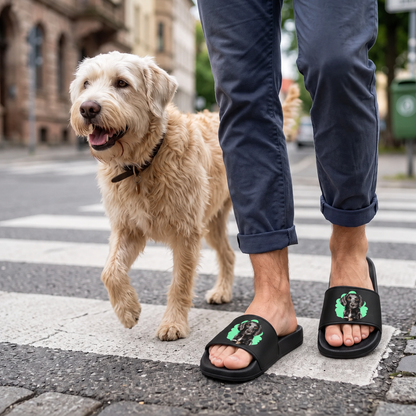 Claquettes noires personnalisées avec portrait d'animal, portées par une personne sur un passage piéton, chien à côté.